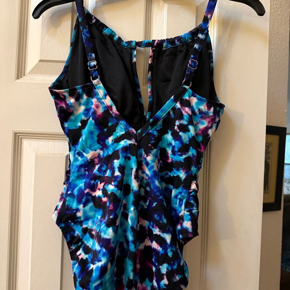 Beautiful Keyhole Magic suit by Miraclesuit sz8. - Picture 3 of 6